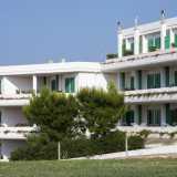 ...e un enorme resort impediscono di arrivare sull�Adriatico